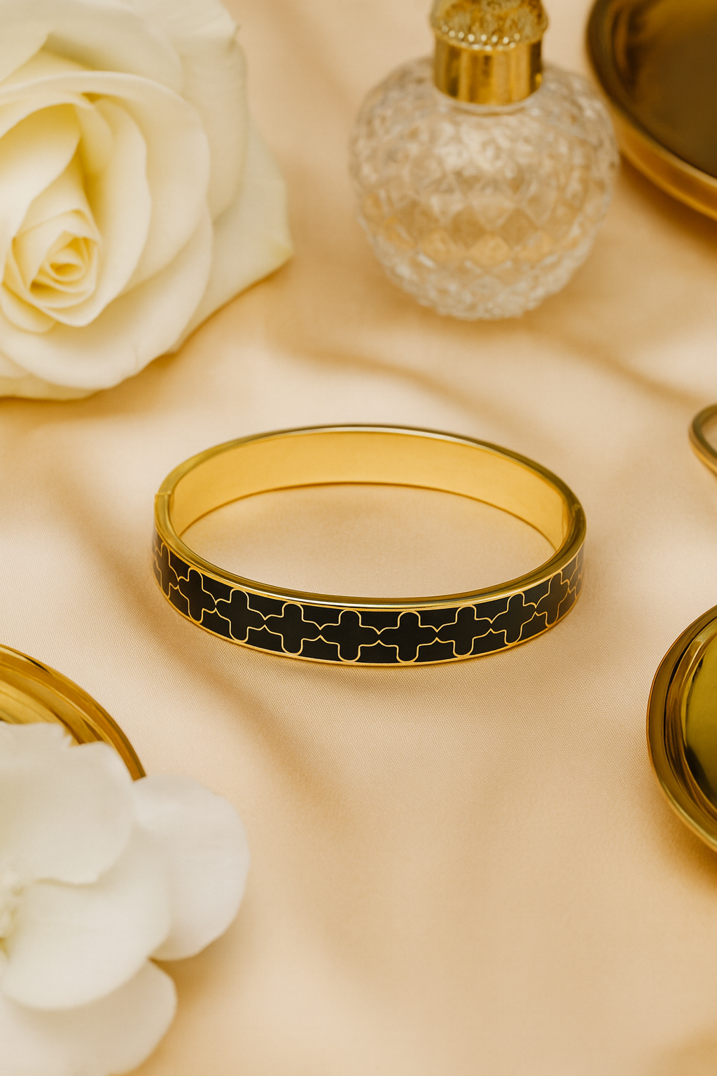 Elegant Clover Pattern Handcuff Bracelet