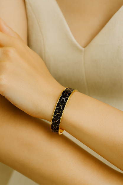 Elegant Clover Pattern Handcuff Bracelet